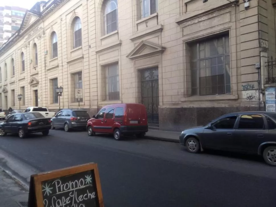 Las normas de estacionamiento no se respetan