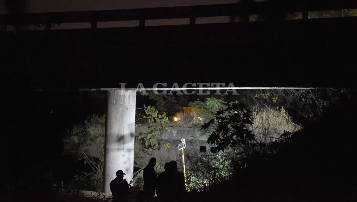 El puente de la tragedia, donde encontraron colgado a Benjamín. LA GACETA / DIEGO ARÁOZ