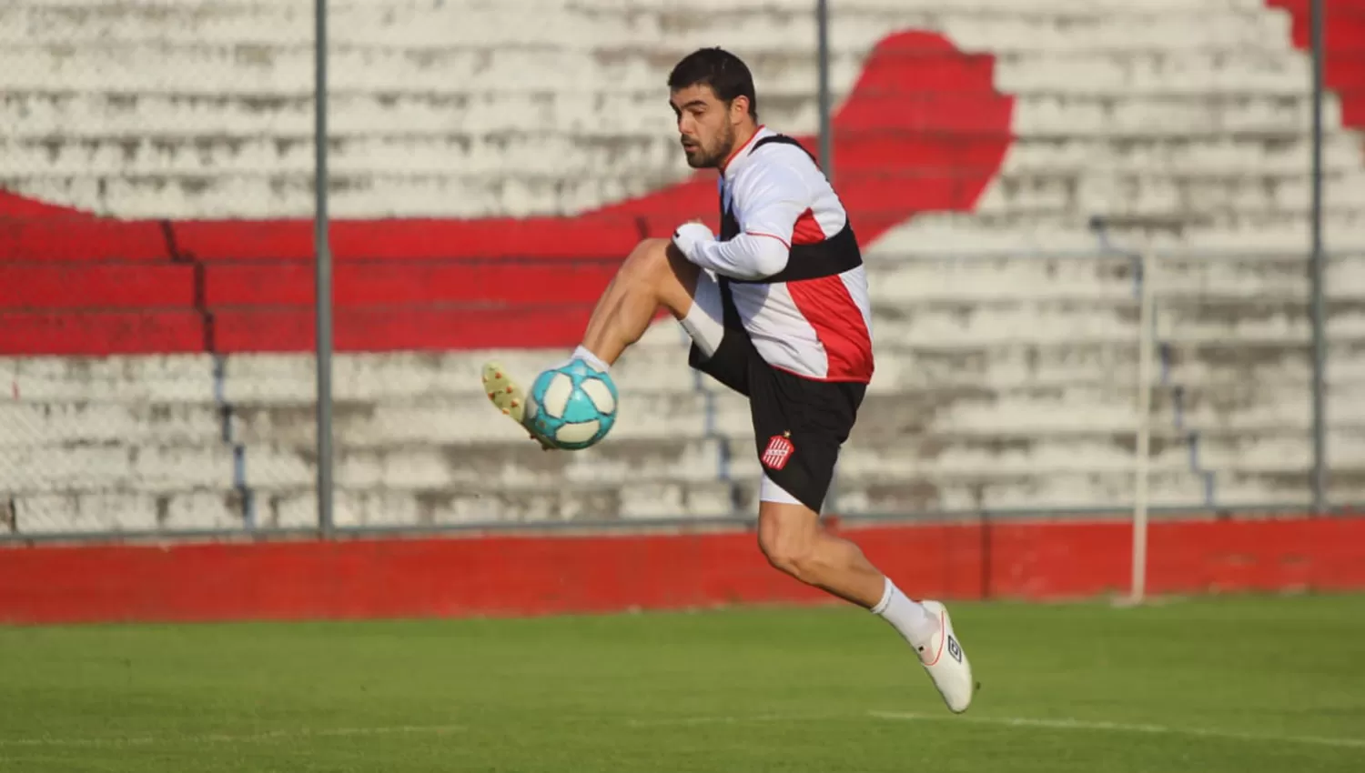 El uruguayo Luis Aguiar, otro de los refuerzos del Santo. (FOTO TOMADA DE TWITTER @CASMOficial)