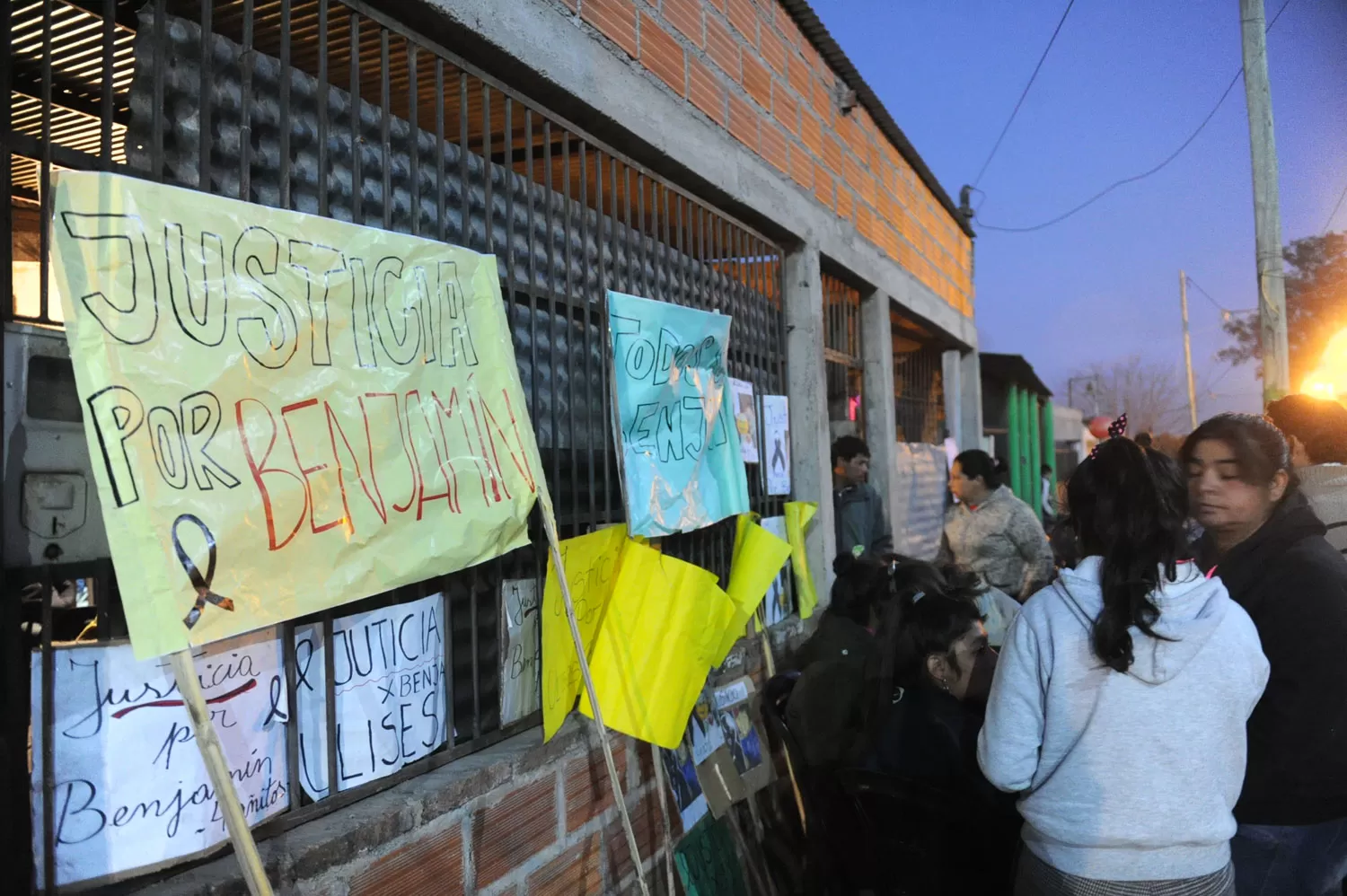 LO VELAN EN SU CASA. Familiares y vecinos de El Colmenar se acercaron a darle el último adiós al pequeño Benjamín.