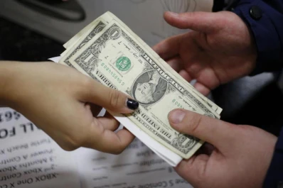 El dólar cayó a $ 46,47; calma en plazas foráneas