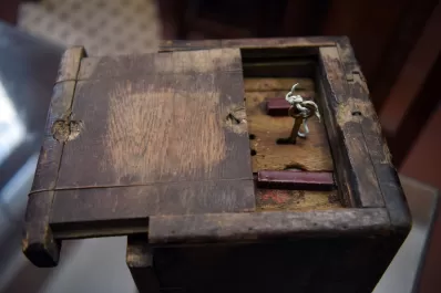 En una vieja casona tucumana se conserva una urna que data de 1873