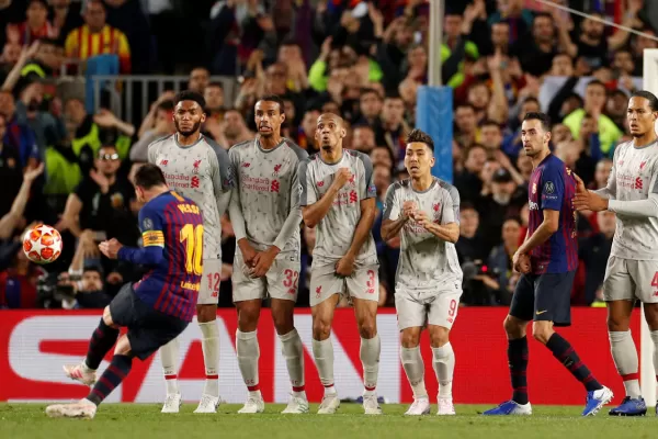 Eligen un tiro libre de Messi a Liverpool como el mejor gol de la UEFA