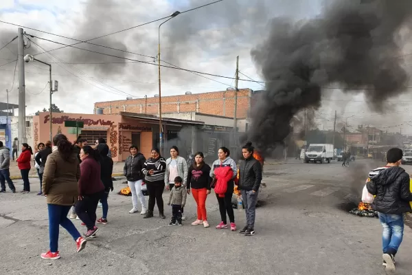 Vecinos de Benjamín cortan el tránsito en El Colmenar y reclaman justicia