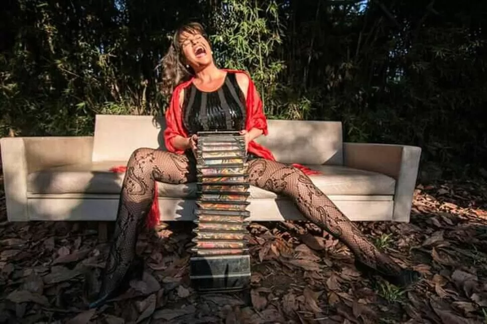 PURA POTENCIA. La cantante Mariela Acotto recorre desde “Garúa” hasta “Naranjo en flor” en su disco. PRENSA.-