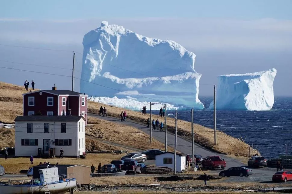 DESHIELO. Un grupo de candienses observa el desprendimiento del iceberg Alley en Ferryland, al este del país. 