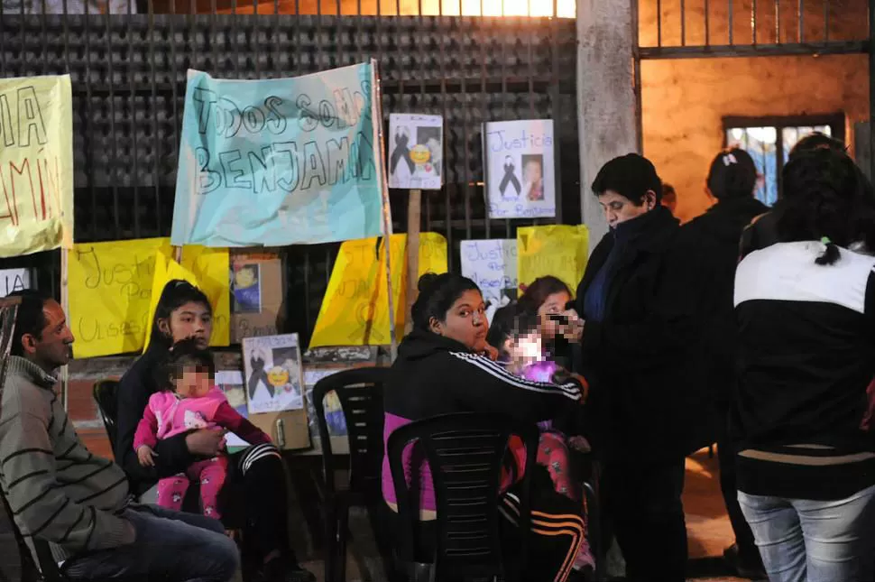 VELATORIO. Los familiares y vecinos comenzaron a despedir anoche al pequeño de cuatro años en su vivienda; el sepelio será alrededor del mediodía. la gaceta / Foto de hector peralta