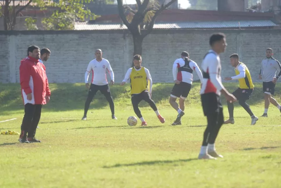 SE ENTRENA COMO SE JUEGA. Fissore controla el balón y busca opciones para su pase; Mercier le cubre la espalda. la gaceta / foto de franco vera