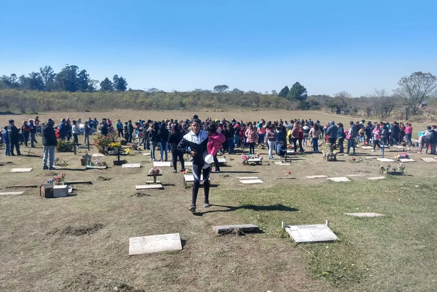 EL ENTIERRO. Al mediodía, familiares y decenas de personas se dirigieron al cementerio municipal