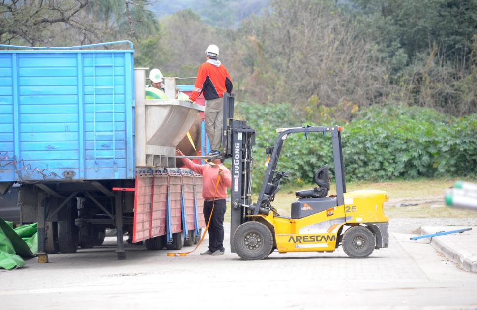 PARA LA NUEVA PLANTA. El piletón de acero inoxidable y el tanque se descargan en el CIAT.-