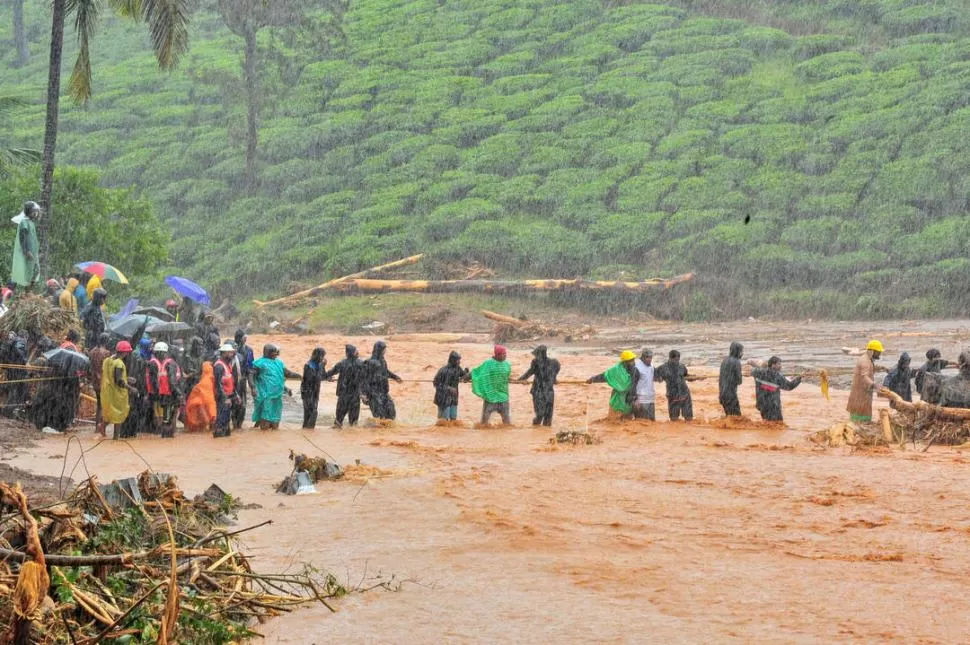 RESCATE. Pobladores de Kerala tuvieron que ser evacuados ante el aluvión.  