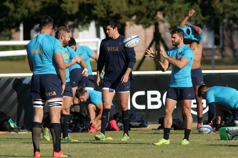 SINTONÍA DE GRUPO. El tucumano Ramiro Moyano, que será titular, recibe la pelota de Mayco Vivas, que estará entre los suplentes. En el centro, Matias Alemanno, que irá de arranque junto a Kremer. VILLARPRESS