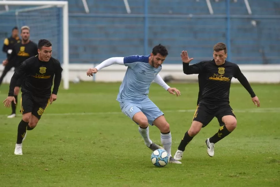 ÉL Y LA PELOTA. Gonzalo Castellani intenta armar juego, pese al asedio de dos jugadores de Mitre. El volante creativo tiene una visión clara de la necesidad del equipo. la gaceta / foto de DIEGO ARAOZ