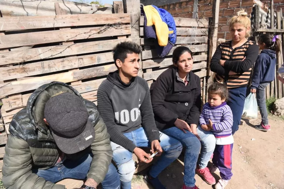 BARRIO. “Es normal que los chicos salgan a jugar con las hondas”, dijeron. 