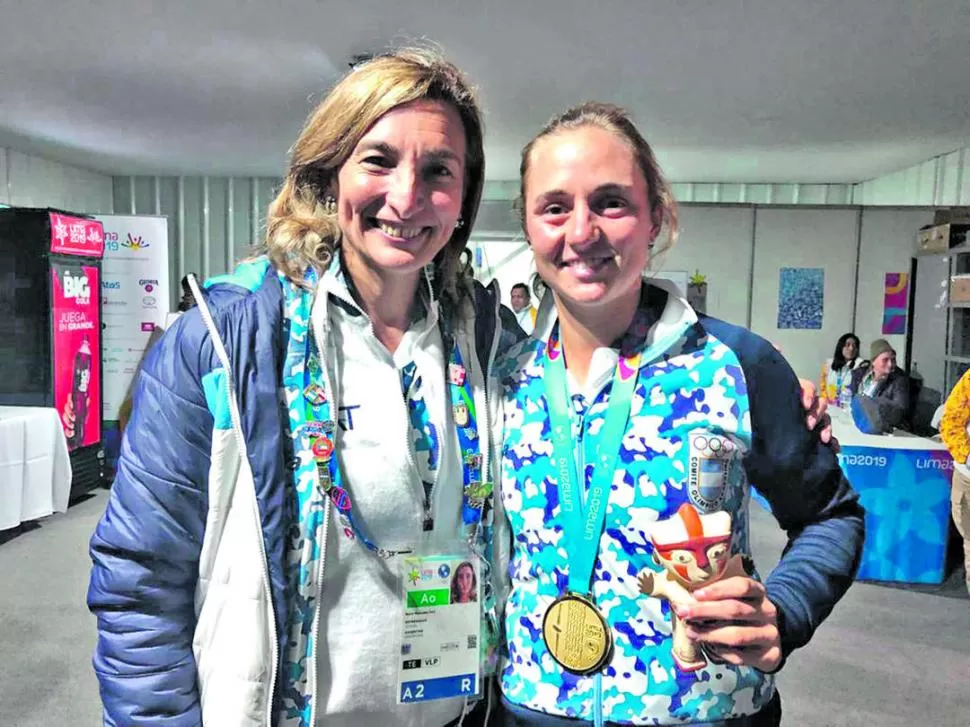 JUNTAS. Luego de las entrevistas, Paz y Podoroska encontraron el momento de calma para posar con la medalla.  