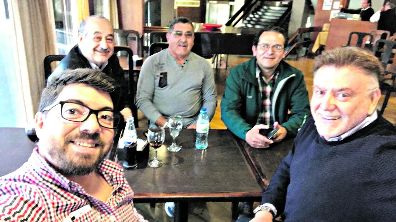 El precandidato Domingo Amaya (derecha), con su hijo y amigos.