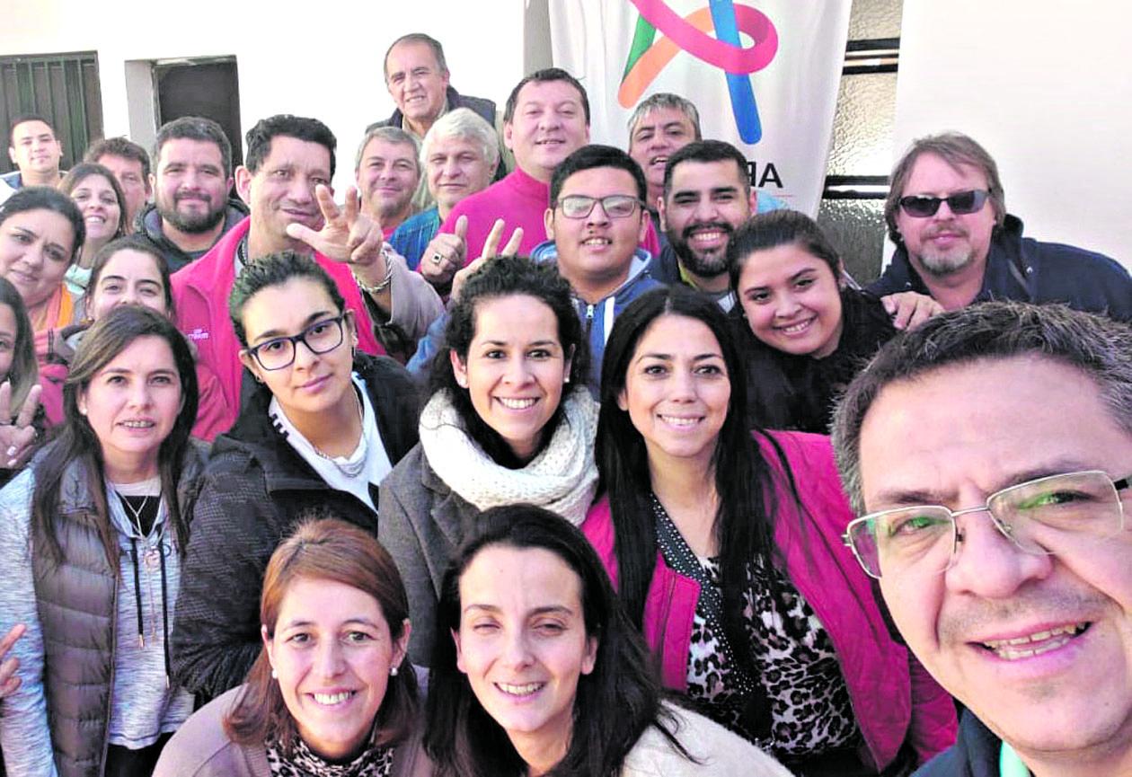 El postulante Ariel García, junto a militantes de su espacio.