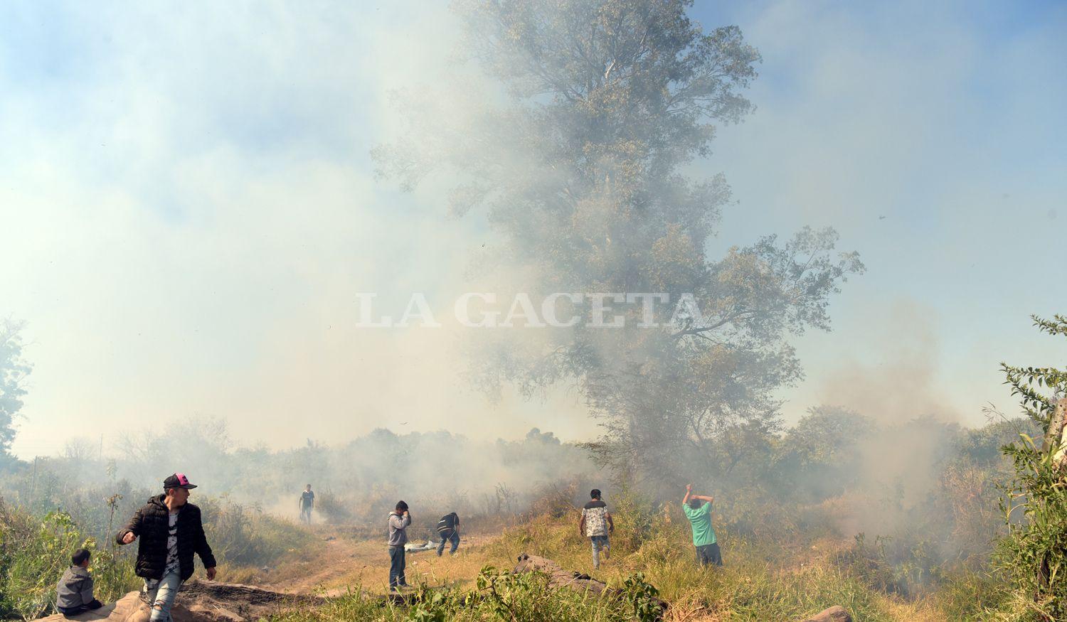 QUEMARON EL PREDIO. Vecinos reclamaron justicia prendiendo fuego el lugar donde había sido hallado Benjamín.