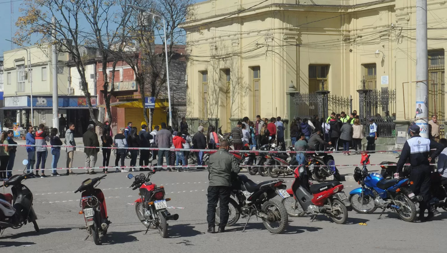 A LA COLA. En Famaillá, la escuela de comercio es uno de los puntos habilitados para sufragar.
