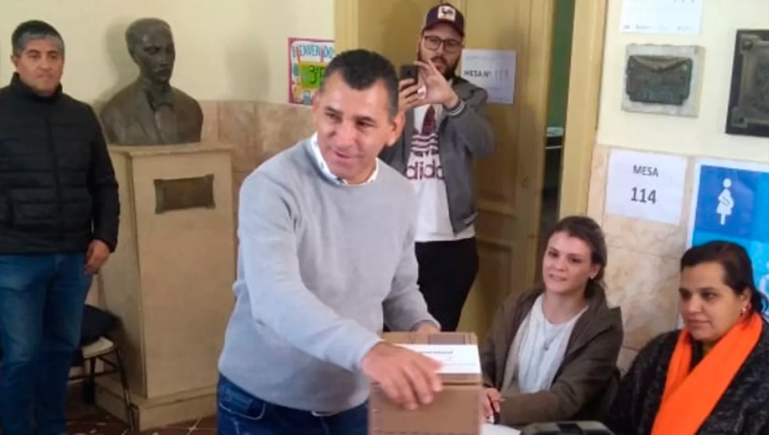 Leito votó en la escuela José Mármol. LA GACETA/FOTO DE MARTÍN SOTO