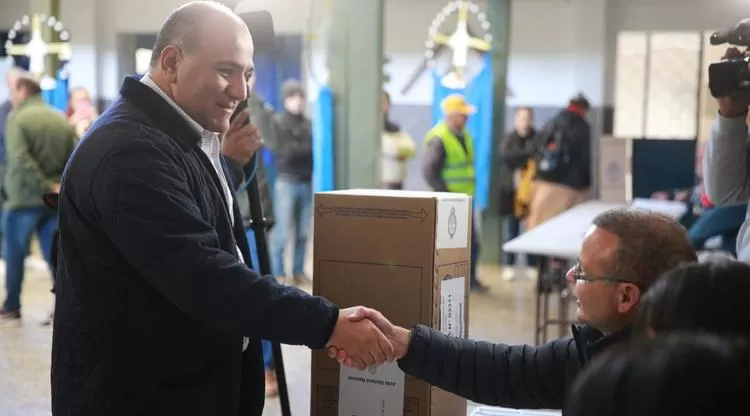 Manzur saludando al presidente de mesa antes de emitir su voto. FOTO TOMADA DE PRENSA DEL GOBIERNO