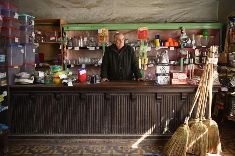 Don “Capio” Cheble, en su centenario bazar. 