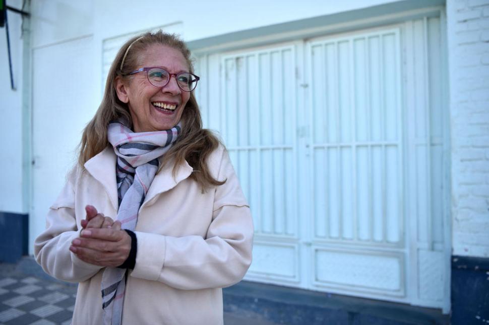 Susana Nieva Salvi, con la carnicería de su abuelo detrás.