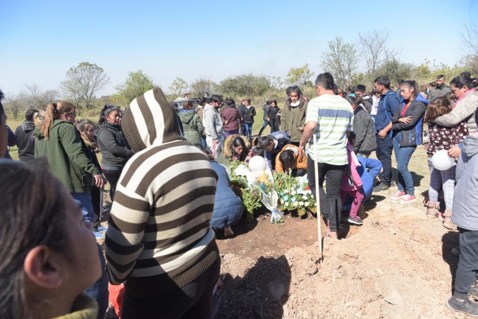 DOLOR. Con flores, carteles y globos, la familia y decenas de niños, madres y padres despidieron los restos del menor asesinado en El Colmenar. 