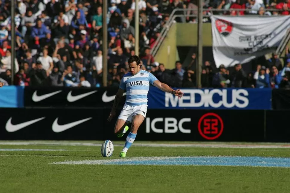 BUEN COMIENZO. Sánchez asistió con un gran kick a Cordero en el try argentino. villarpress