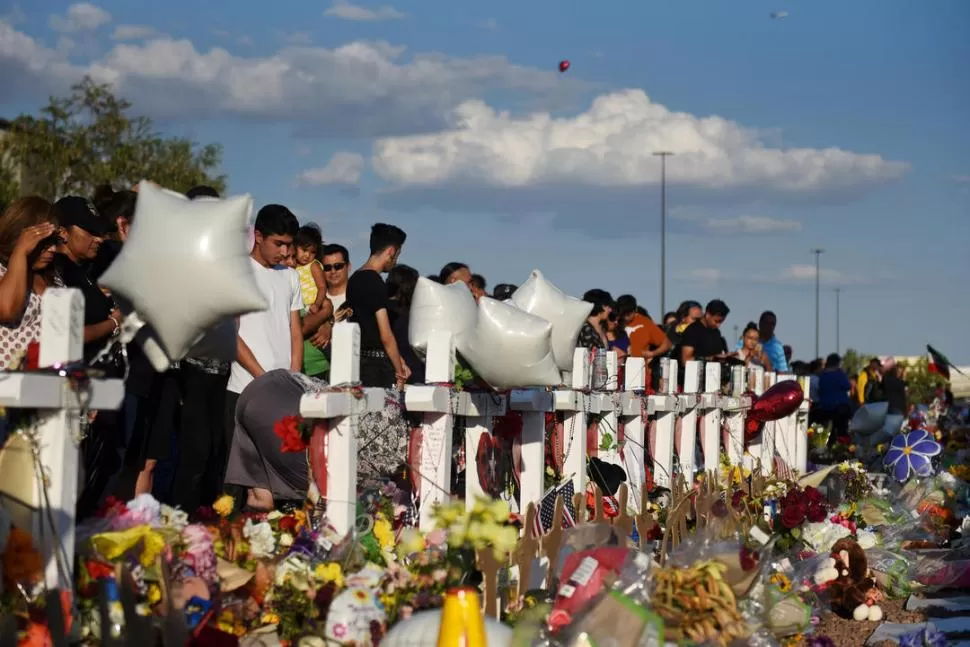 LUTO. Una multitud despide a las víctimas tres días después de la masacre. reuters