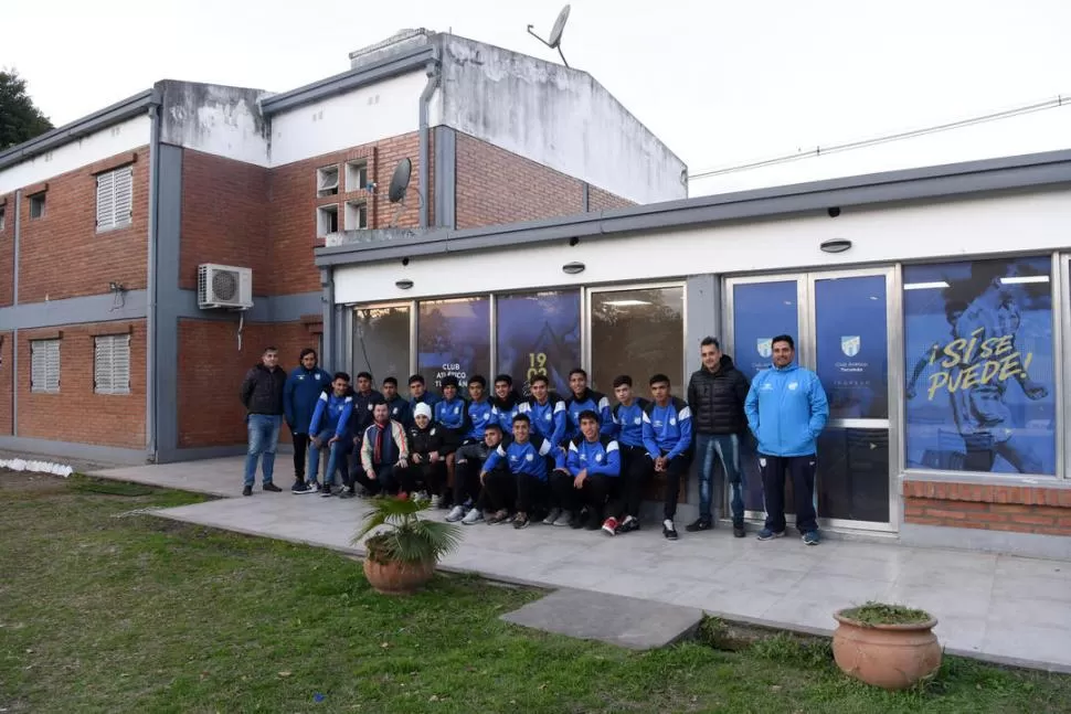 POSANDO. Parte de los que viven en la pensión; juegan en inferiores, en Reserva y algunos practican con el plantel superior.