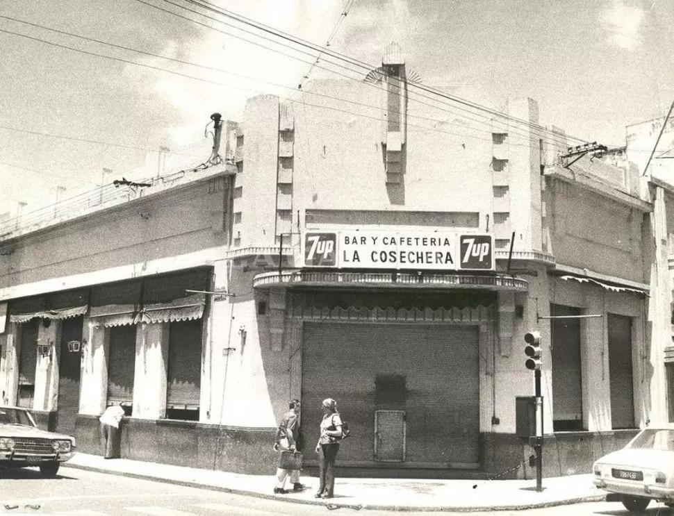 LUGAR DE ENCUENTRO. La nostalgia por el cierre de La Cosechera está entre las historias de Gago. 