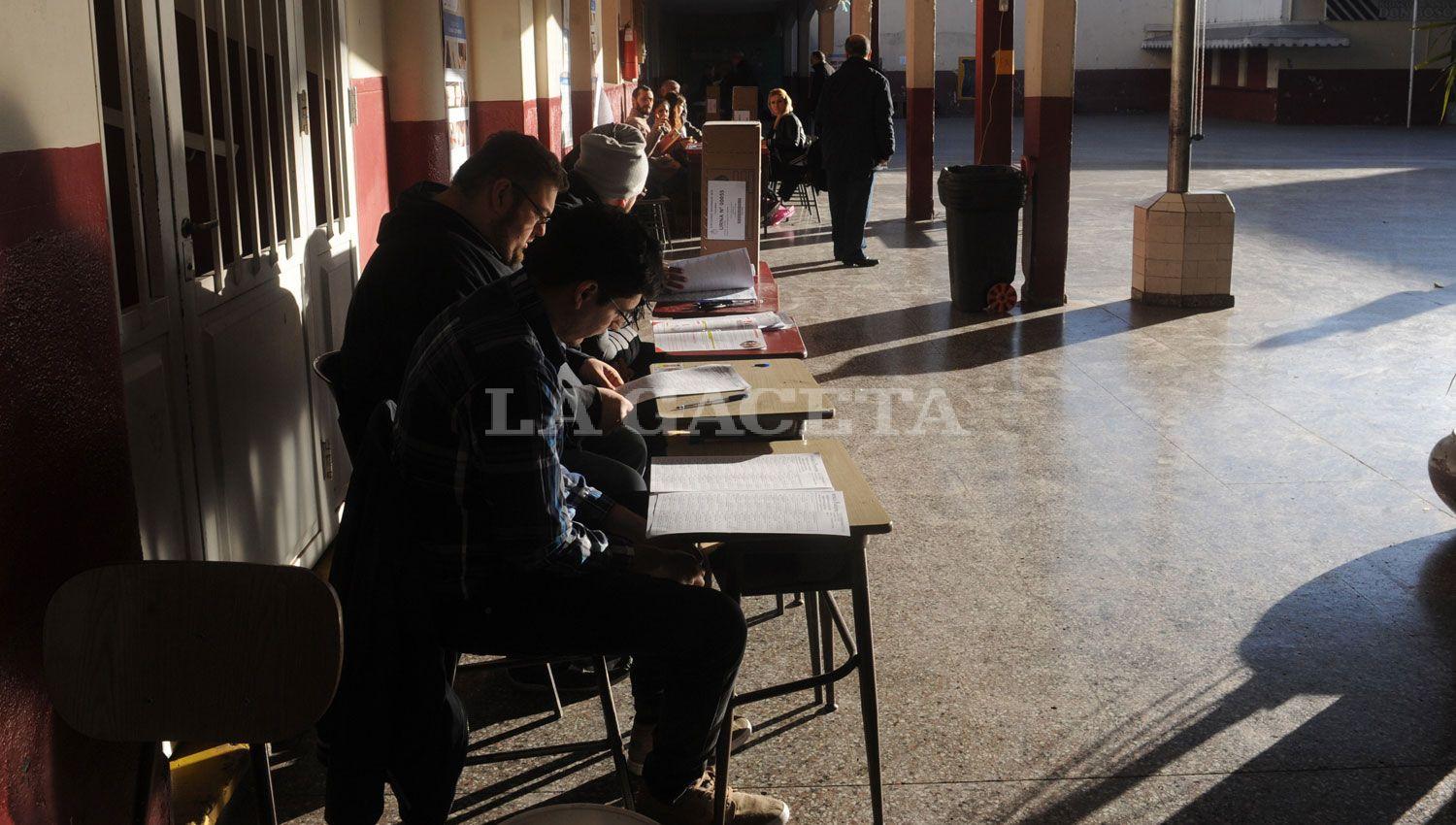 A LAS URNAS. En el colegio Belgrano se repitió la escena de la mayoría de los establecimientos habilitados en el microcentro. 