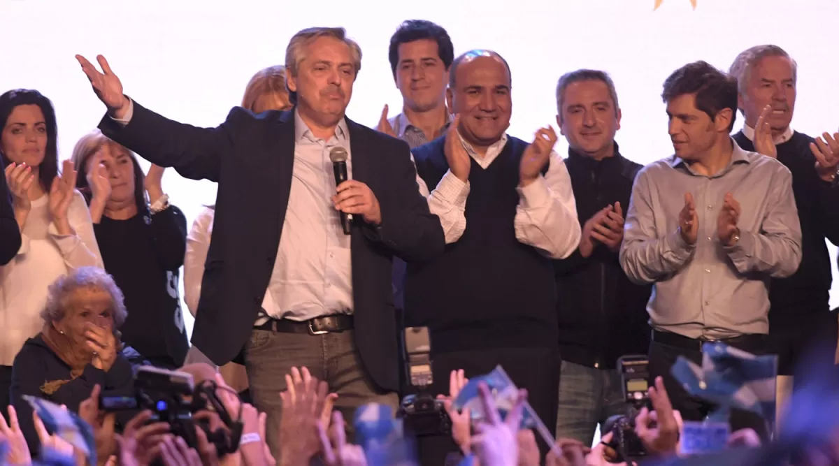 EN EL ESCENARIO. Fernández celebró los resultados, con Manzur muy cerca suyo.