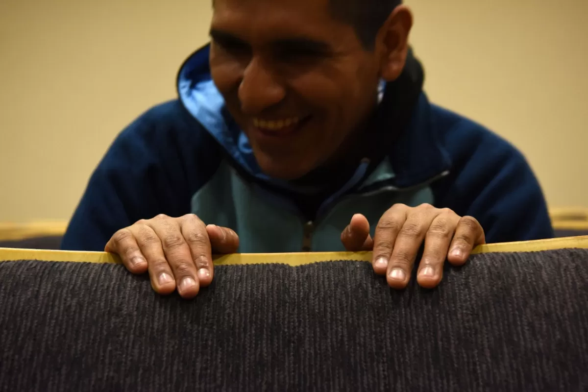 ALEGRE. Daniel es ciego, pero jamás perderá la alegría, asegura. LA GACETA / DIEGO ARÁOZ.