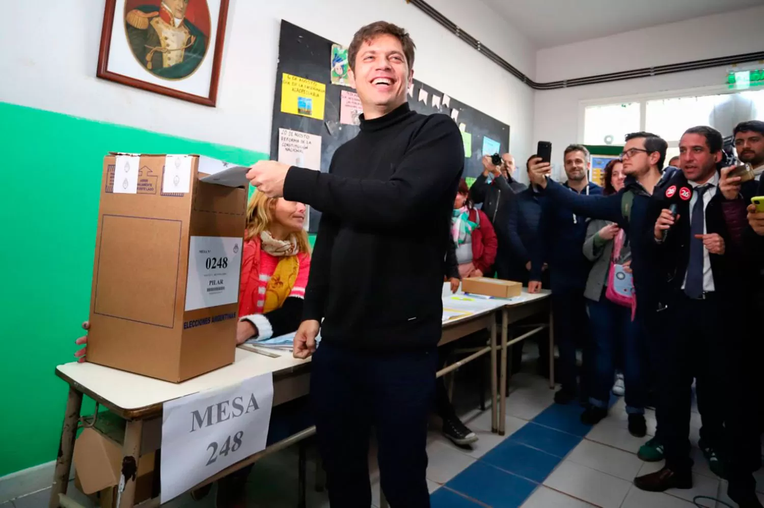 FELIZ. Kicillof votó con la emoción de quien percibía un claro triunfo. FOTO DEL TWITTER DE @KICILLOFOK