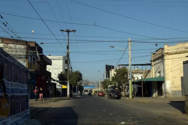 Arrolló a dos supuestos motochorros y fue detenido