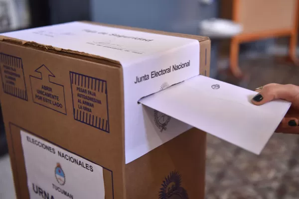 En el escrutinio provisorio, Alberto Fernández le sacó 15,57 puntos a Mauricio Macri