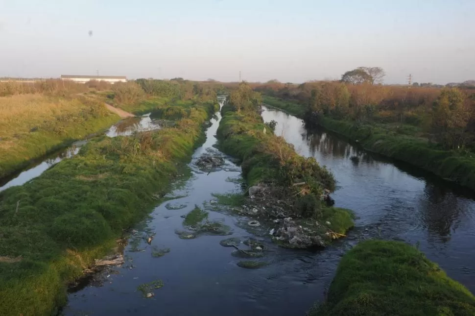 COLMATADO. Así luce el Canal Sur en la zona en la que cruza por debajo de la avenida Jujuy. la gaceta / foto de antonio ferroni