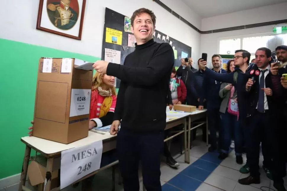 ENTUSIASMO. Kicillof votó en Manzanares, rodeado de militantes.  