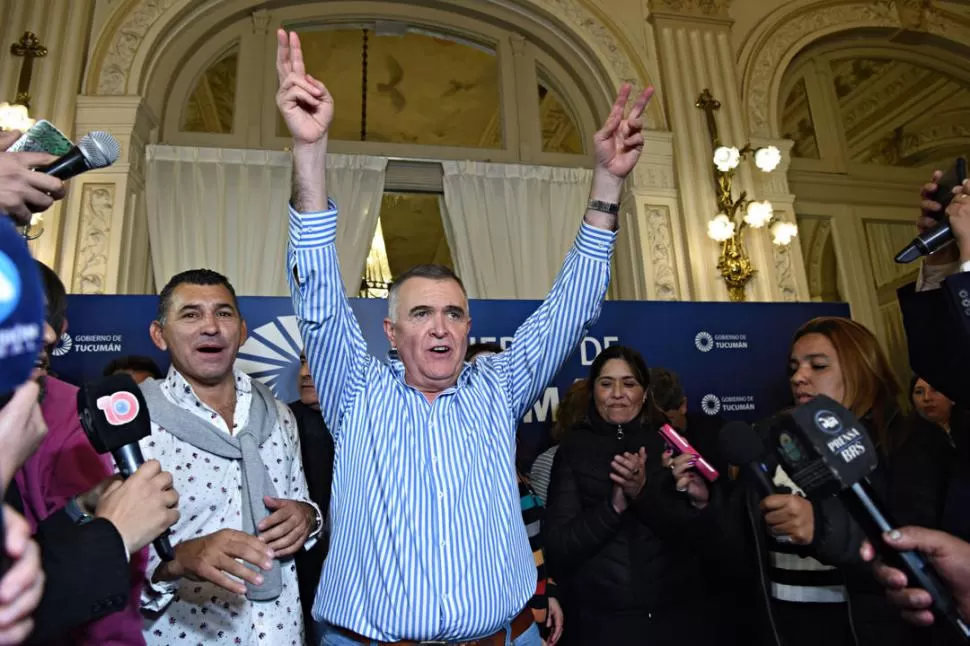 FESTEJO PERONISTA. Jaldo, como titular del Ejecutivo provincial, celebra los votos obtenidos junto al candidato a diputado oficialista Mario Leito. la gaceta / fotos de juan pablo sánchez noli