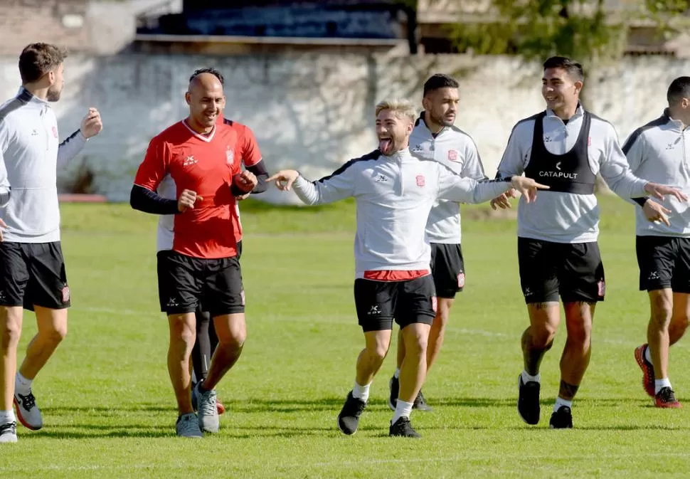 BUENA ONDA. Costa, Mercier, Lamardo, Luciatti y Moreira bromean durante el pasaje de una práctica “santa”. El plantel está enfocado en el inicio de la Primera Nacional. la gaceta / foto de franco vera