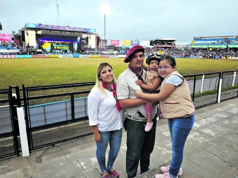 FESTIVAL DE DOMA Y FOLKLORE. Borges, su esposa, Mireya, y sus hijas, Martina Guadalupe (9 años) y Renata Milagros (5). LA GACETA / FOTO DE HÉCTOR PERALTA