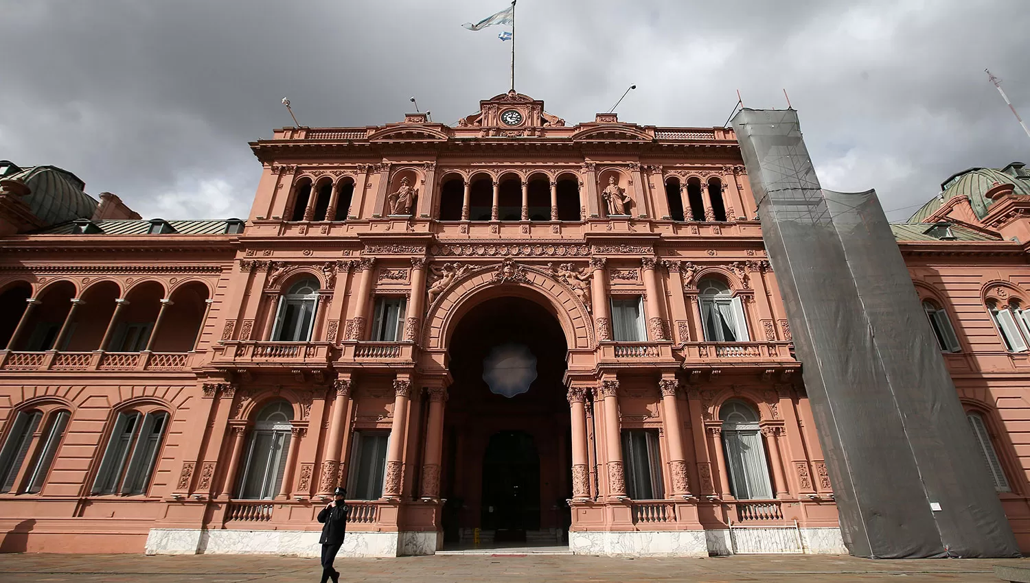 En Casa Rosada empiezan a despertarse luego del golpe electoral que sufrió el oficialismo el domingo. REUTERS