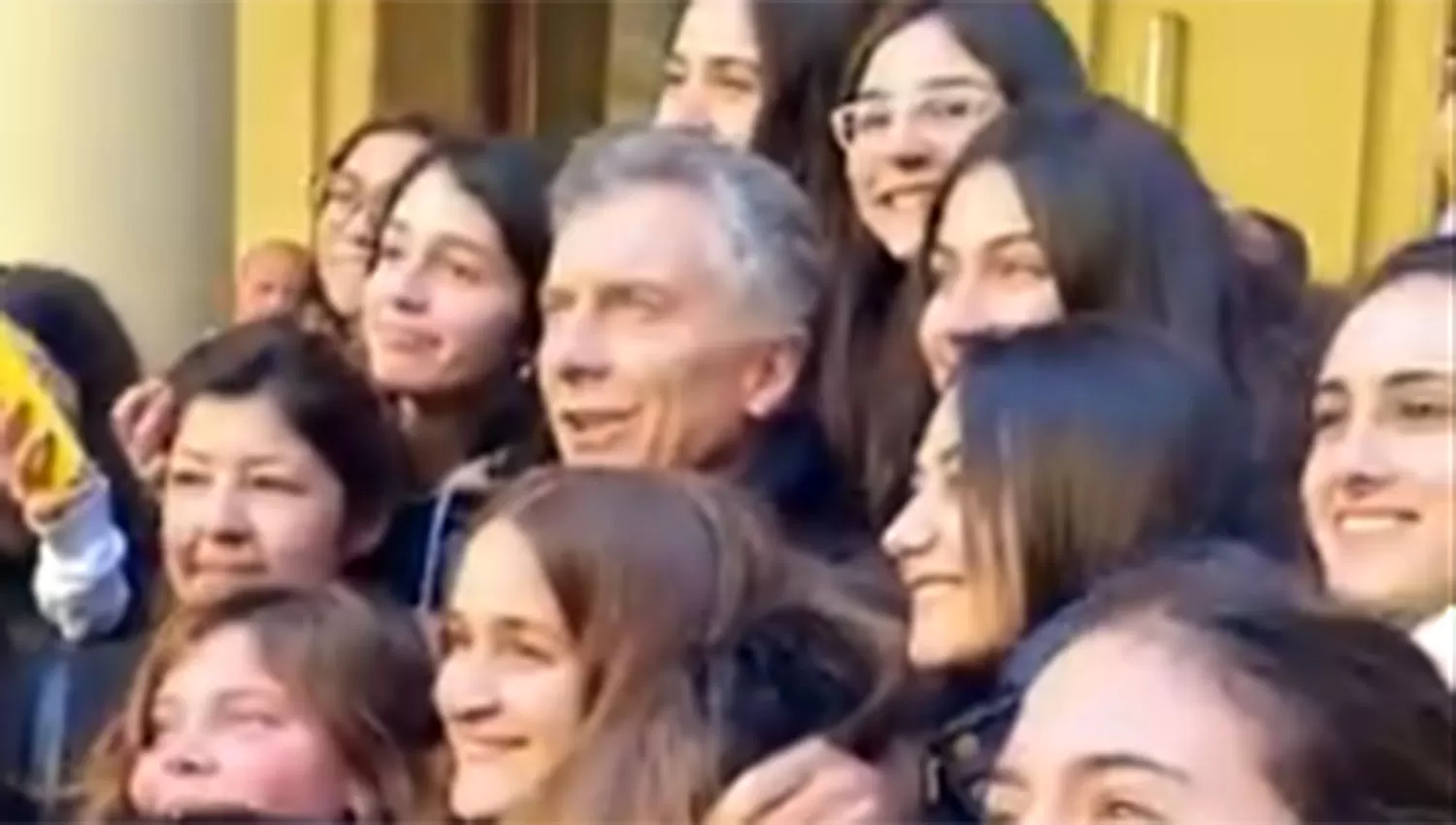 Macri junto a las chicas que visitaron la Casa Rosada. FOTO TOMADA DE TWITTER.COM/OTRO_PERIODISTA 