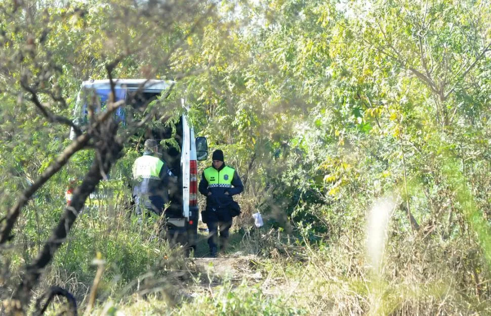 EN PLENO PREPARATIVO. Los policías se prepararan para realizar, por tercer día consecutivo, un recorrido en el lugar donde fue asesinado el pequeño. la gaceta / fotos de antonio ferroni