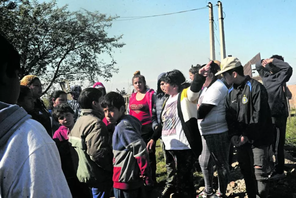 CARA A CARA. Los familiares de “Benja” dialogan con los vecinos.  