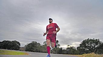 Qué pasa por la cabeza de un hombre que corre 24 horas sin parar y adentro de un autódromo