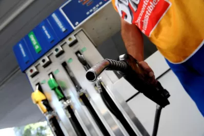 Ya rigen los nuevos precios de las naftas: el litro de súper cotiza a $59,34 en YPF