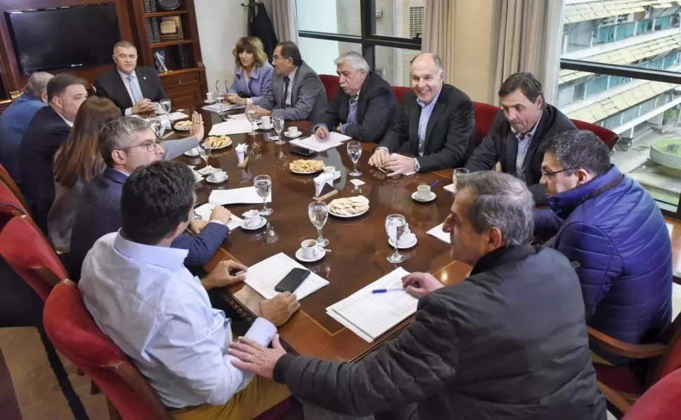 CON LOS JEFES DE LAS BANCADAS. Jaldo, desde la cabecera, coordina la reunión de Labor Parlamentaria. prensa legislatura